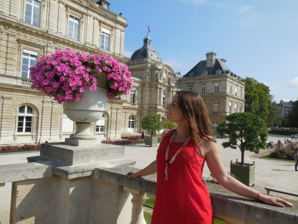Bijorhca-Paris-2015-jardin luxembourg met rode jurk
