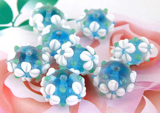 handgemaakte glaskralen blauw met witte bloem