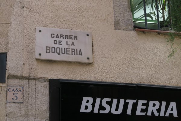straat met kralenwinkels barcelona