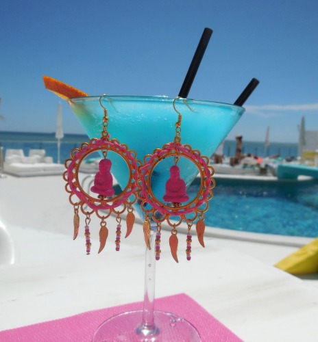 sieraden fotograferen tips - oorbellen in cocktail glas styling