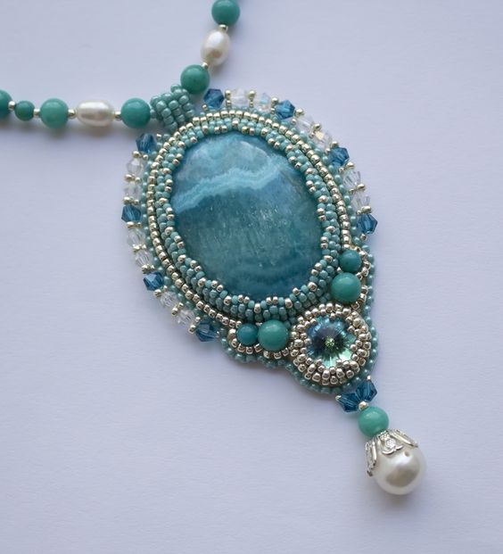 blauwe-bead-embroidery-bedel