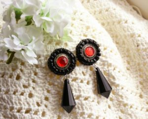 zwarte-bead-embroidery-knoop-oorbellen