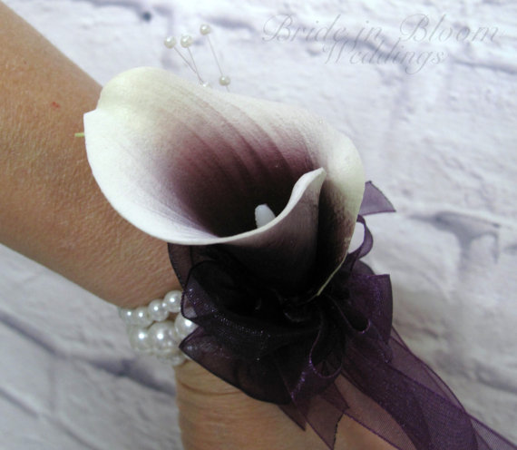 Etsy-corsage-witte-parels-paarse-bloem