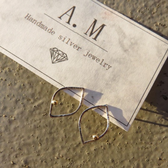 handgemaakte sieraden door annemarie haven - zilveren oorbellen aan kaartje